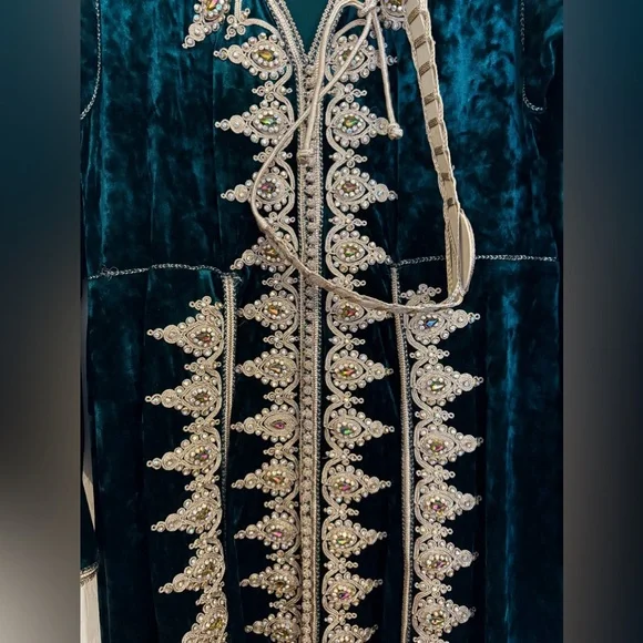 Dark Green/emerald velvet moroccan kaftan with belt - Picture 2 of 3